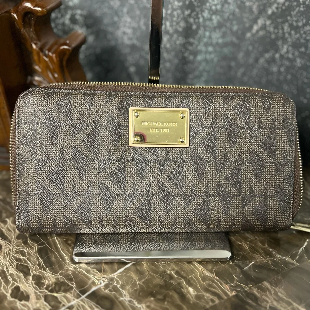 Michael Kors: Jet Set Travel - Large Continental Full-Zip Traveler Wallet
